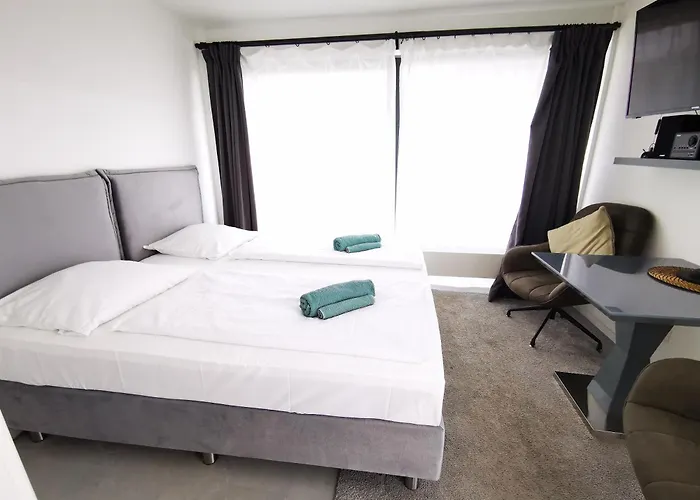 HH 01 by ROCKCHAIR - SUPERHOST Status - Modernes Apartment mit sonnigem Balkon&premium Boxspringbetten in Winterhude - Hamburg Top Geheimtipp
